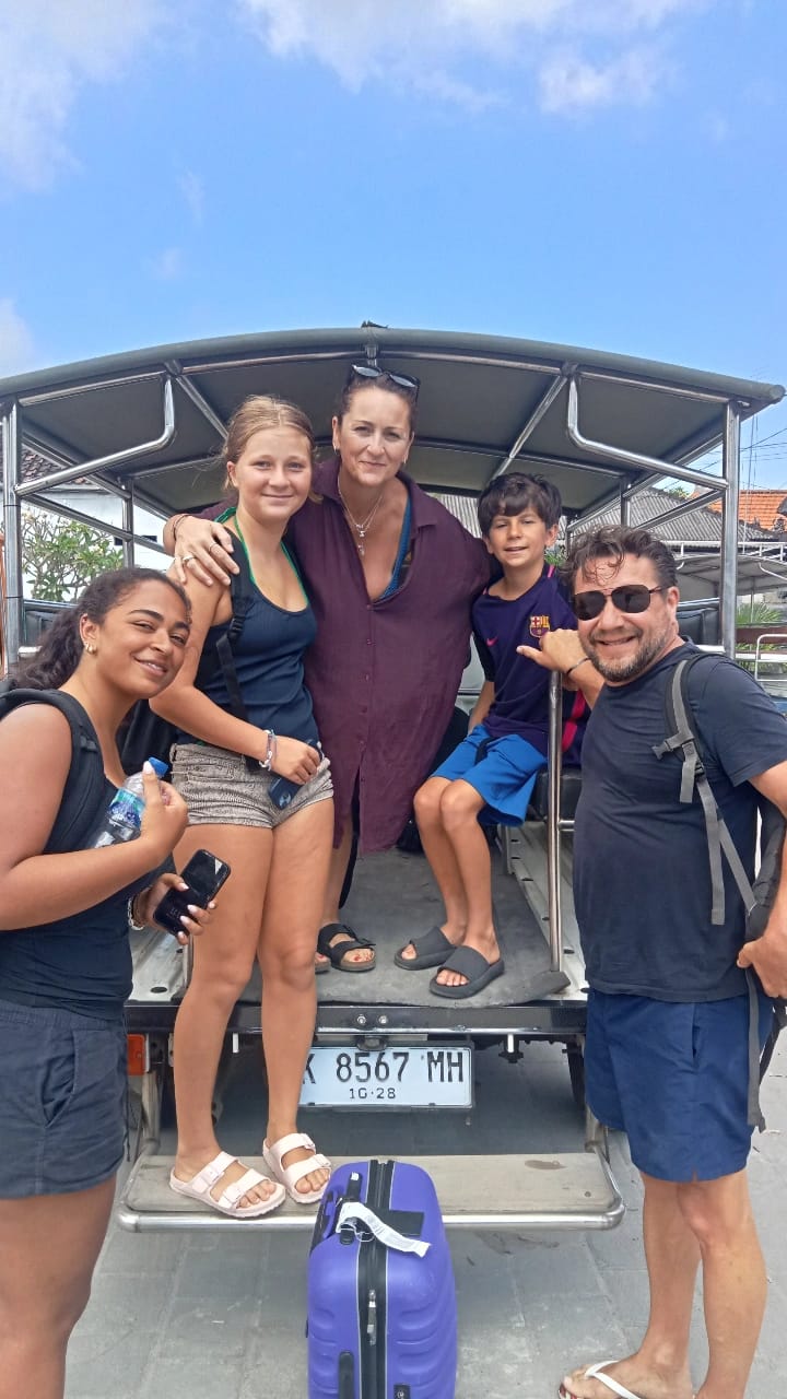 An AneX Taxi Lembongan vehicle