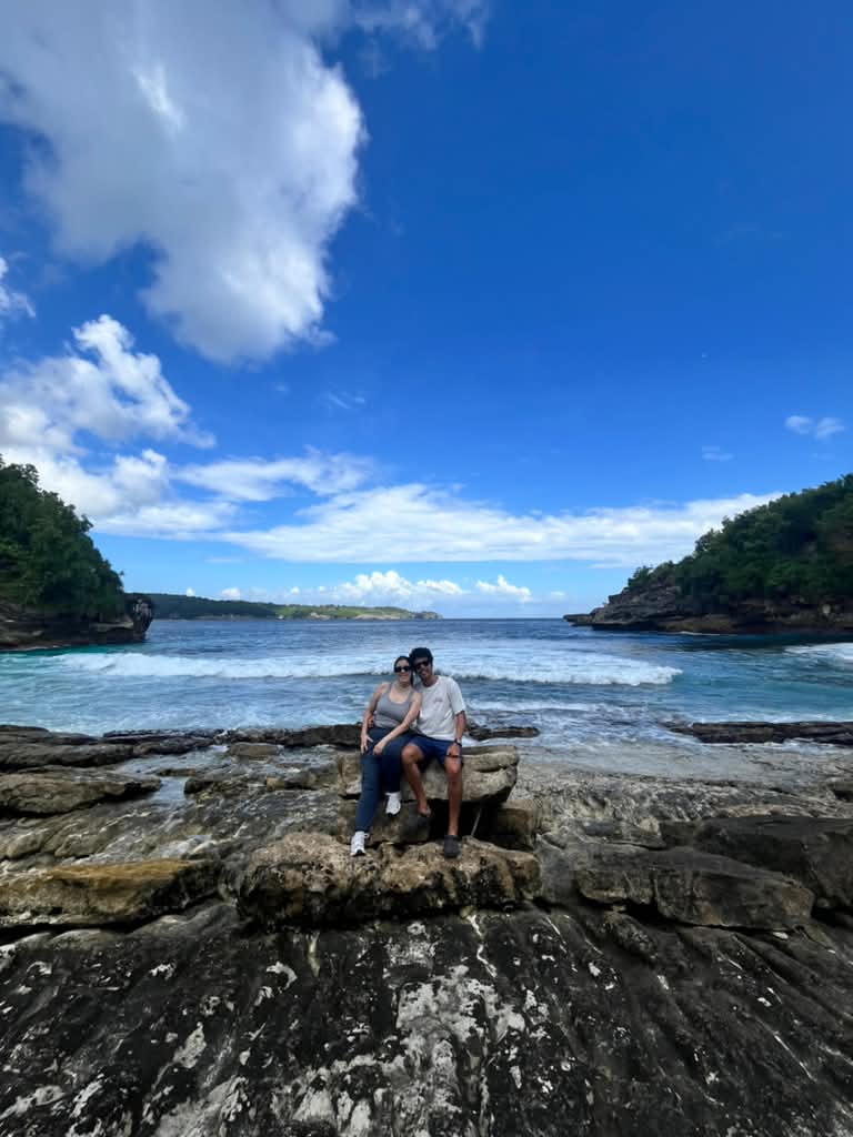 Clear blue water and coastal cliffs in Nusa Lembongan